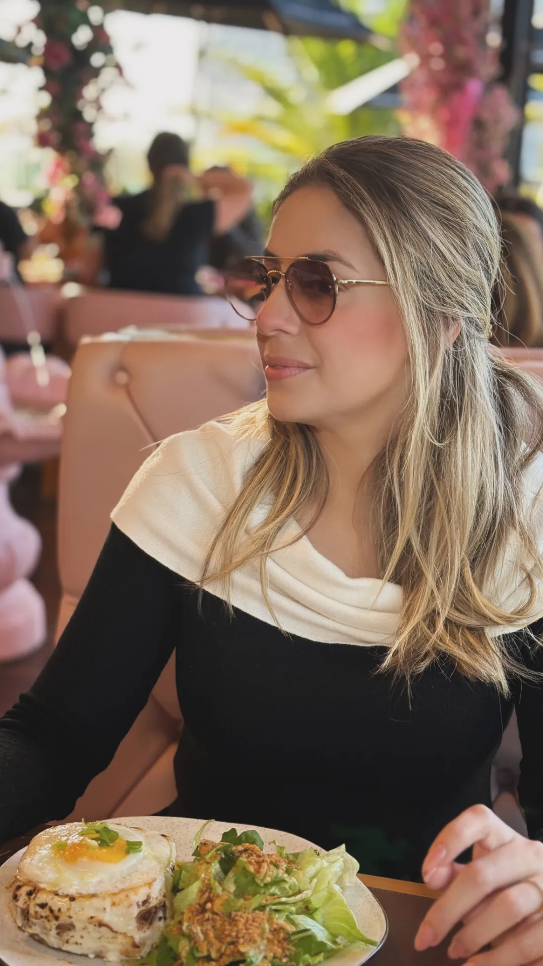Carol em restaurante em São Paulo